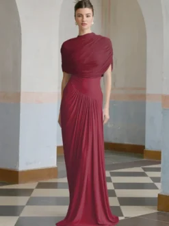 Robe de soirée fourreau à encolure travaillée et plissée idéale pour les fêtes.