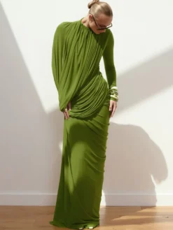 Robe de soirée fourreau plissée à encolure travaillée longueur au sol idéale pour les fêtes.