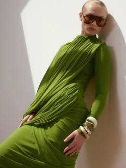 Robe de soirée fourreau plissée à encolure travaillée longueur au sol idéale pour les fêtes.