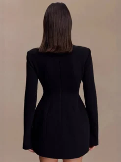 Robe de soirée élégante mini-robe moulante à col montant et découpe avec anneau métallique manches longues style blazer.