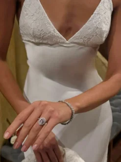 Robe de soirée longue sirène dos nu en satin satiné à fines bretelles et décolleté en V profond