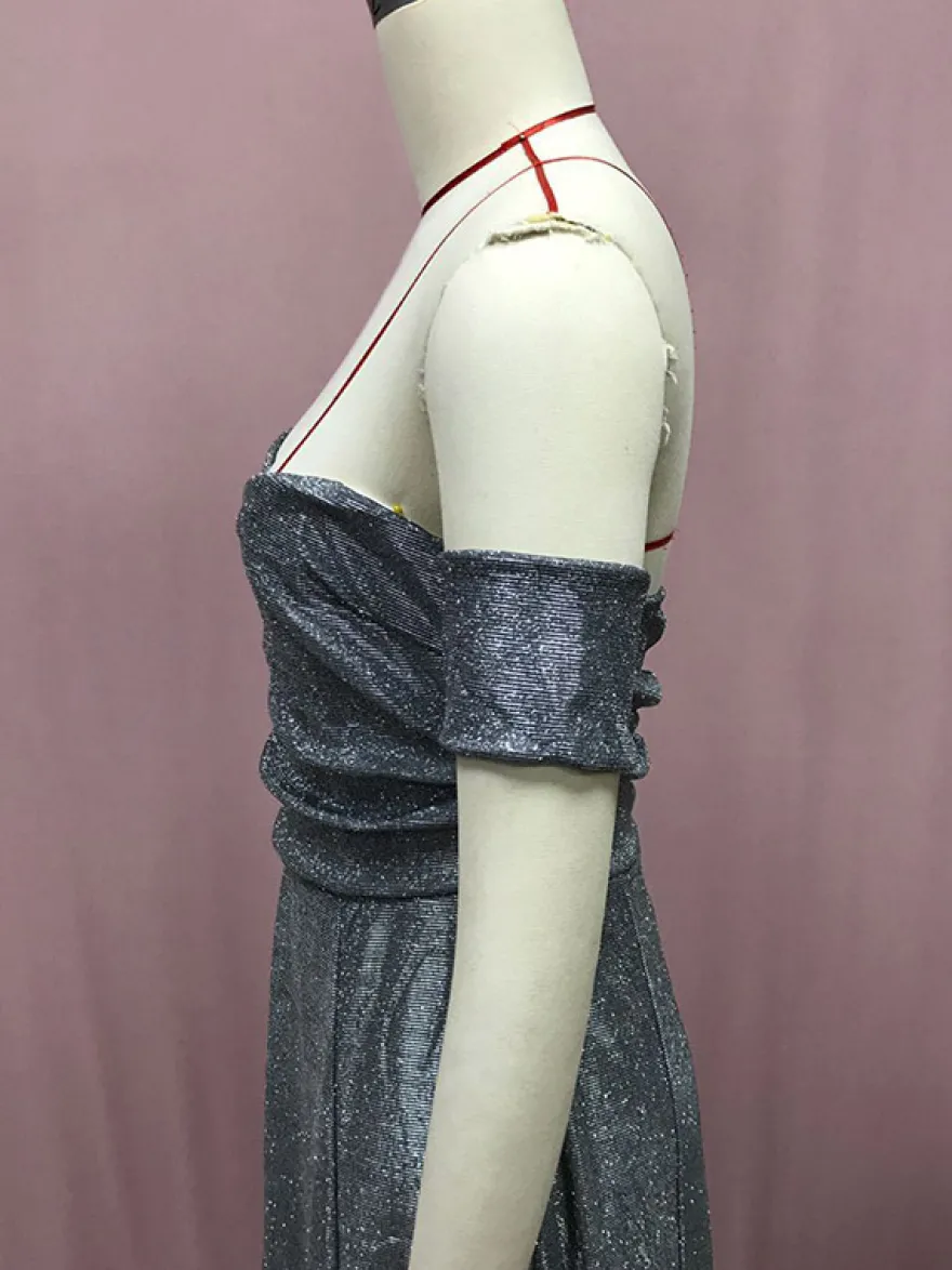 Robe de soirée maxi bleue éblouissante à sequins col en V sans manches épaules dénudées style chic semi-formel