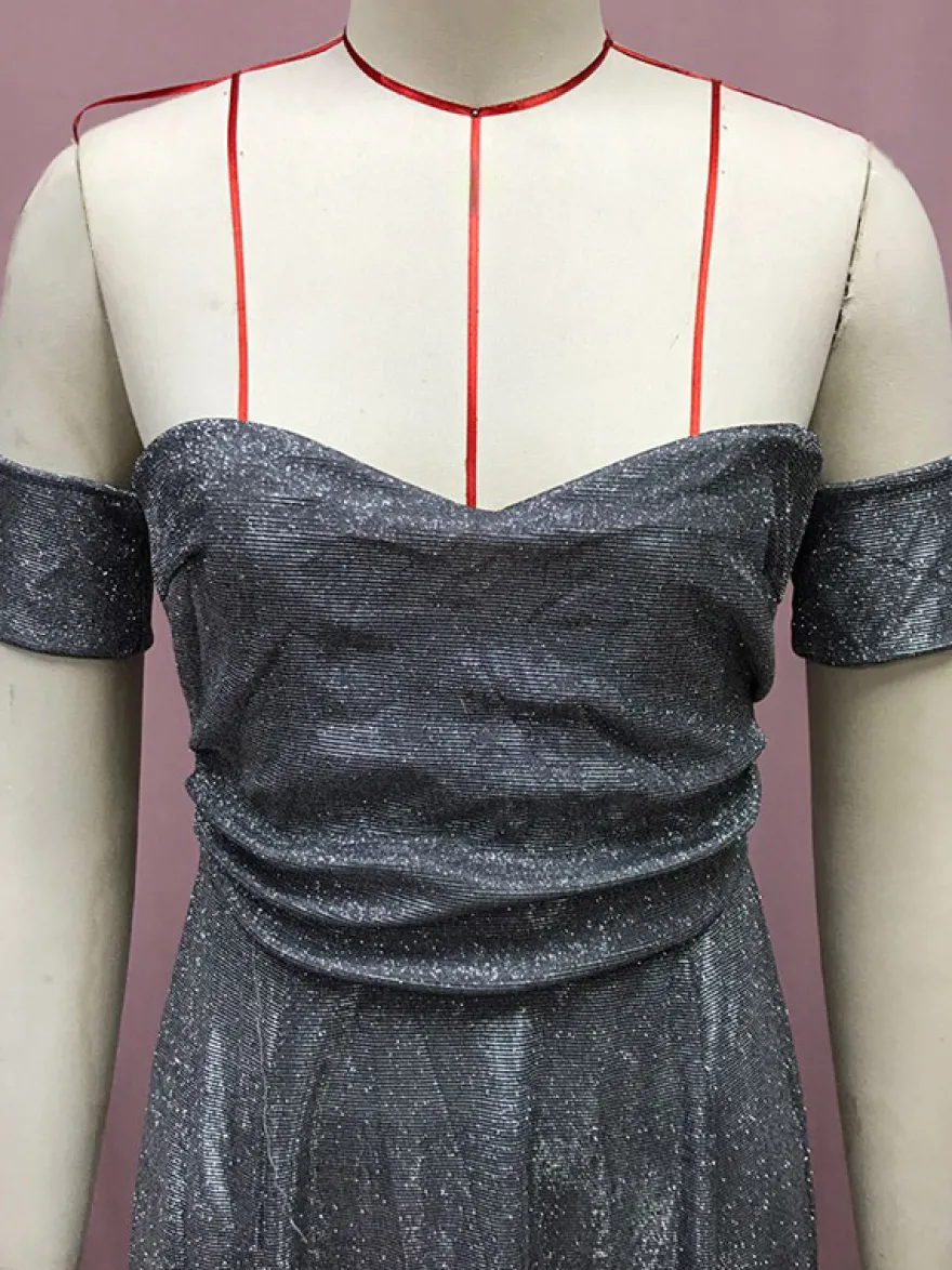 Robe de soirée maxi bleue éblouissante à sequins col en V sans manches épaules dénudées style chic semi-formel
