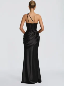 Robe de soirée plissée longue en satin soyeux à encolure travaillée et élastique idéale pour les fêtes formelles.