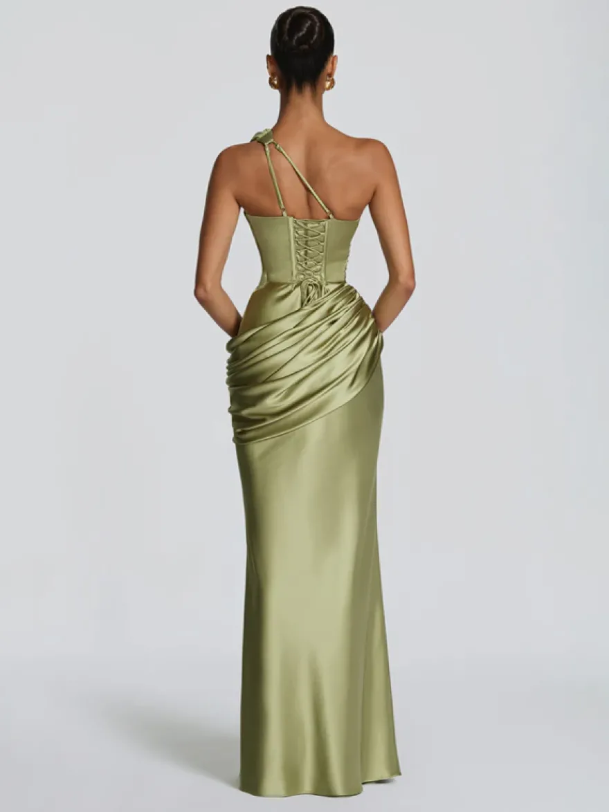 Robe de soirée plissée longue en satin soyeux à encolure travaillée et élastique idéale pour les fêtes formelles.