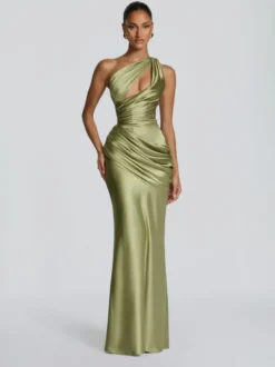 Robe de soirée plissée longue en satin soyeux à encolure travaillée et élastique idéale pour les fêtes formelles.