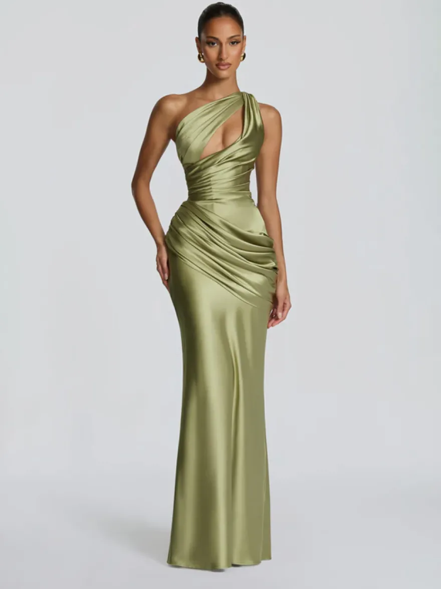 Robe de soirée plissée longue en satin soyeux à encolure travaillée et élastique idéale pour les fêtes formelles.