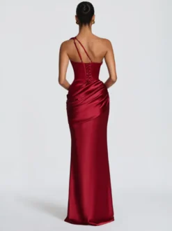 Robe de soirée plissée longue en satin soyeux à encolure travaillée et élastique idéale pour les fêtes formelles.