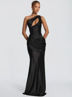 Robe de soirée plissée longue en satin soyeux à encolure travaillée et élastique idéale pour les fêtes formelles.