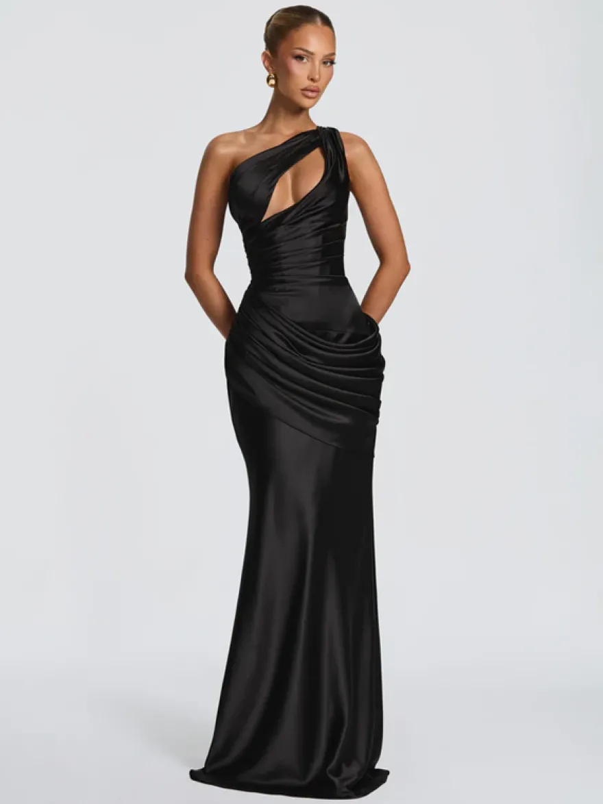 Robe de soirée plissée longue en satin soyeux à encolure travaillée et élastique idéale pour les fêtes formelles.