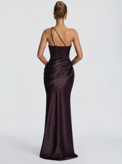 Robe de soirée plissée longue en satin soyeux à encolure travaillée et élastique idéale pour les fêtes formelles.