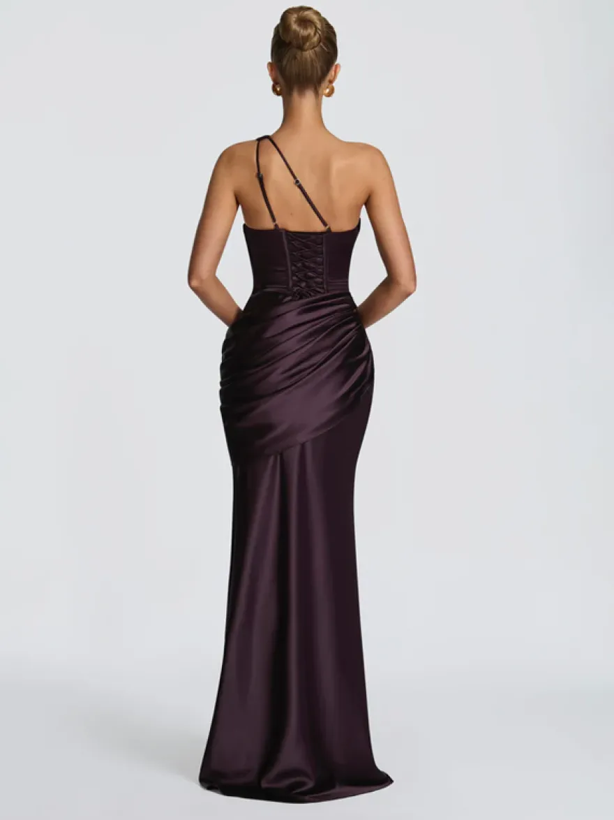 Robe de soirée plissée longue en satin soyeux à encolure travaillée et élastique idéale pour les fêtes formelles.