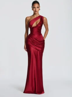 Robe de soirée plissée longue en satin soyeux à encolure travaillée et élastique idéale pour les fêtes formelles.