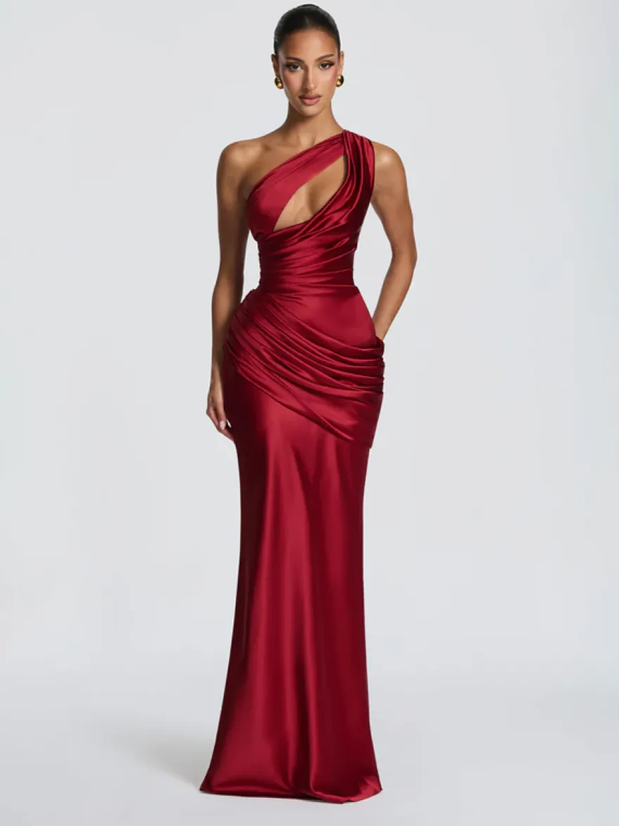 Robe de soirée plissée longue en satin soyeux à encolure travaillée et élastique idéale pour les fêtes formelles.