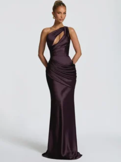 Robe de soirée plissée longue en satin soyeux à encolure travaillée et élastique idéale pour les fêtes formelles.