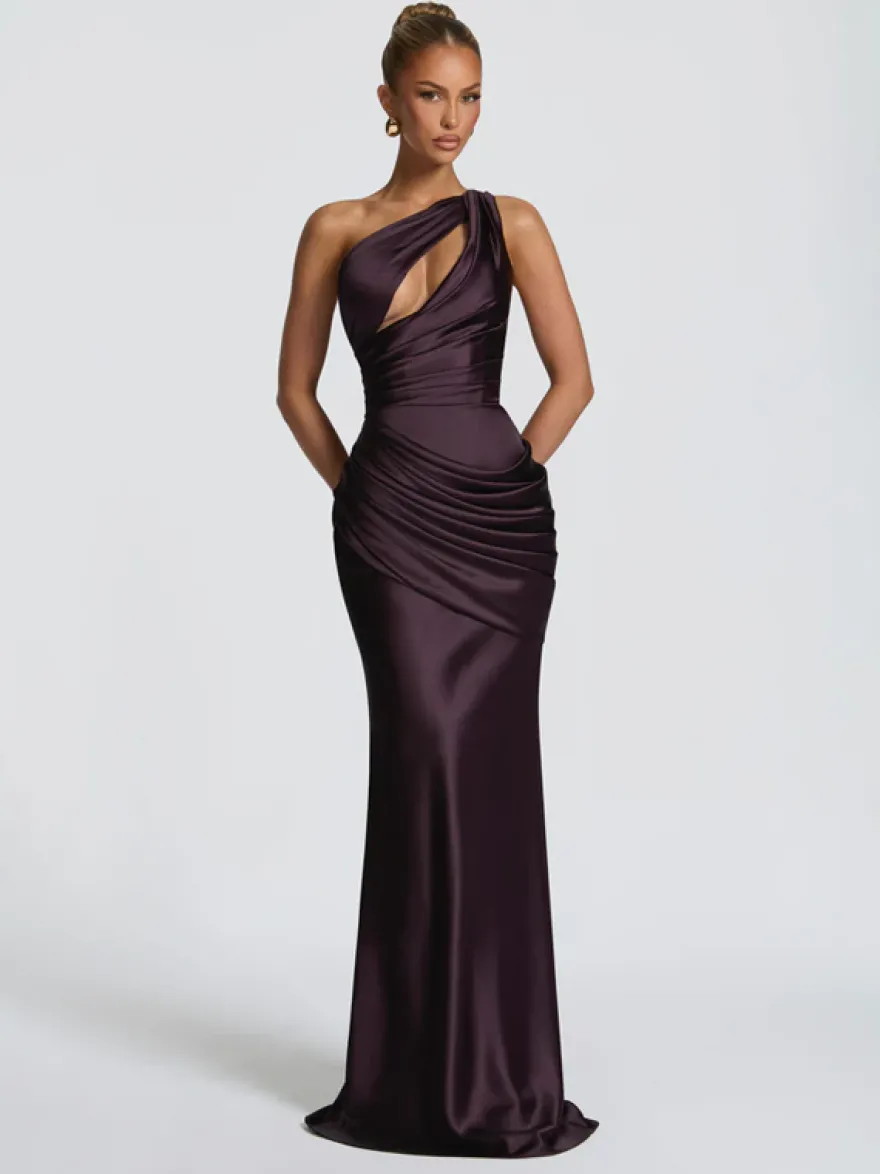 Robe de soirée plissée longue en satin soyeux à encolure travaillée et élastique idéale pour les fêtes formelles.