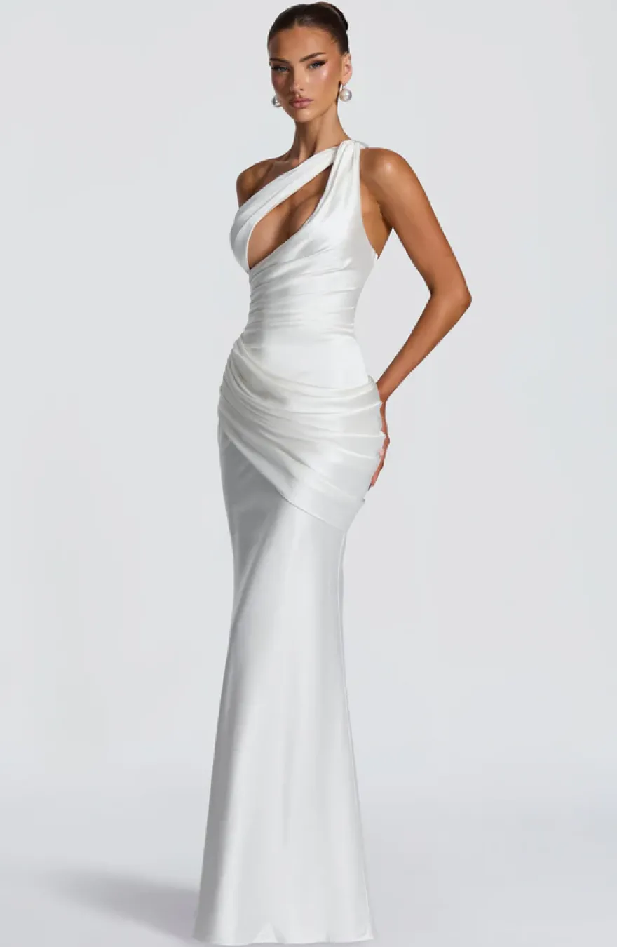 Robe de soirée plissée longue en satin soyeux à encolure travaillée et élastique idéale pour les fêtes formelles.