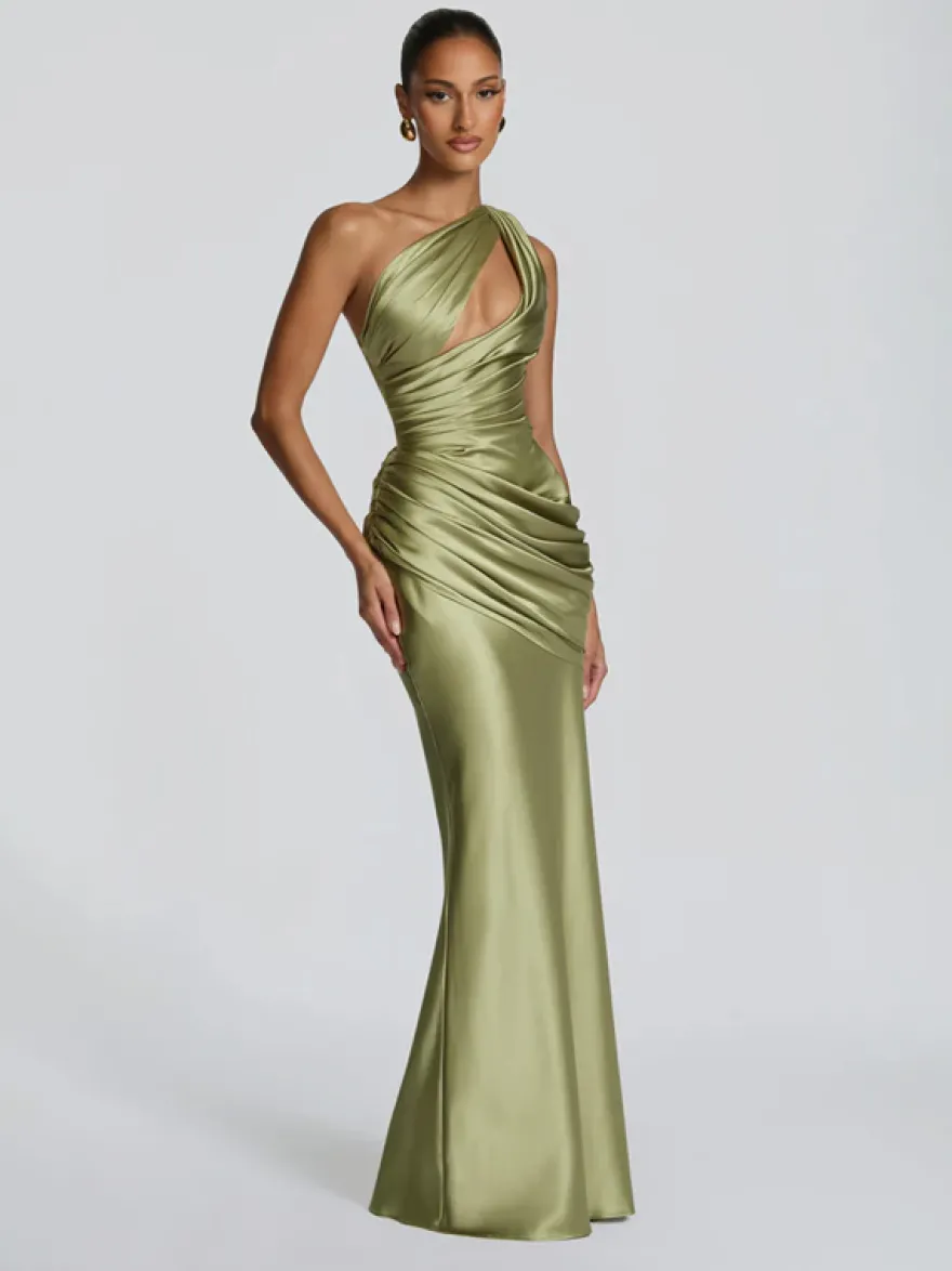 Robe de soirée plissée longue en satin soyeux à encolure travaillée et élastique idéale pour les fêtes formelles.