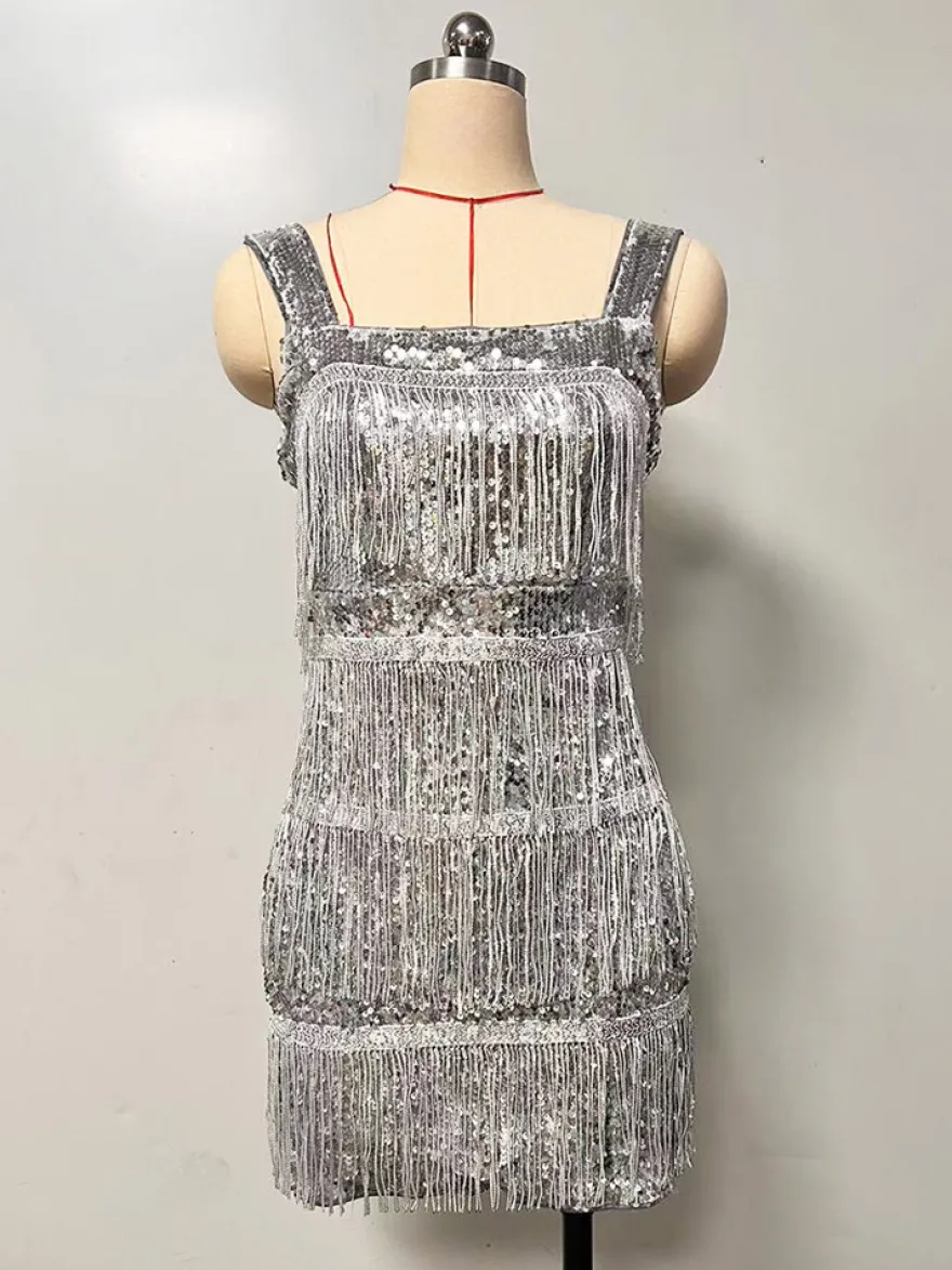 Robe de soirée sexy argentée à sequins épaules dénudées sans manches dos nu en polyester.