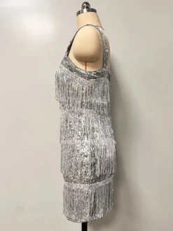 Robe de soirée sexy argentée à sequins épaules dénudées sans manches dos nu en polyester.