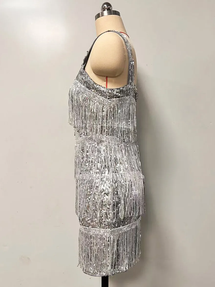 Robe de soirée sexy argentée à sequins épaules dénudées sans manches dos nu en polyester.