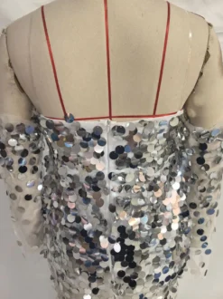 Robe de soirée sexy à bretelles dorées col à sequins manches longues dos nu en polyester.