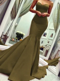 Robe de soirée sirène rouge col en coeur tissu de satin zip sur dos à traîne