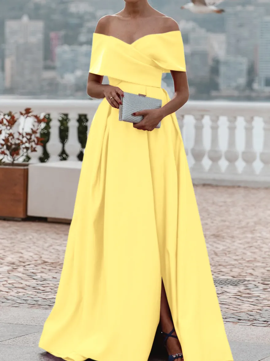 Robe de soirée trapèze en satin à épaules dénudées et traîne plissée pour dîner formel.
