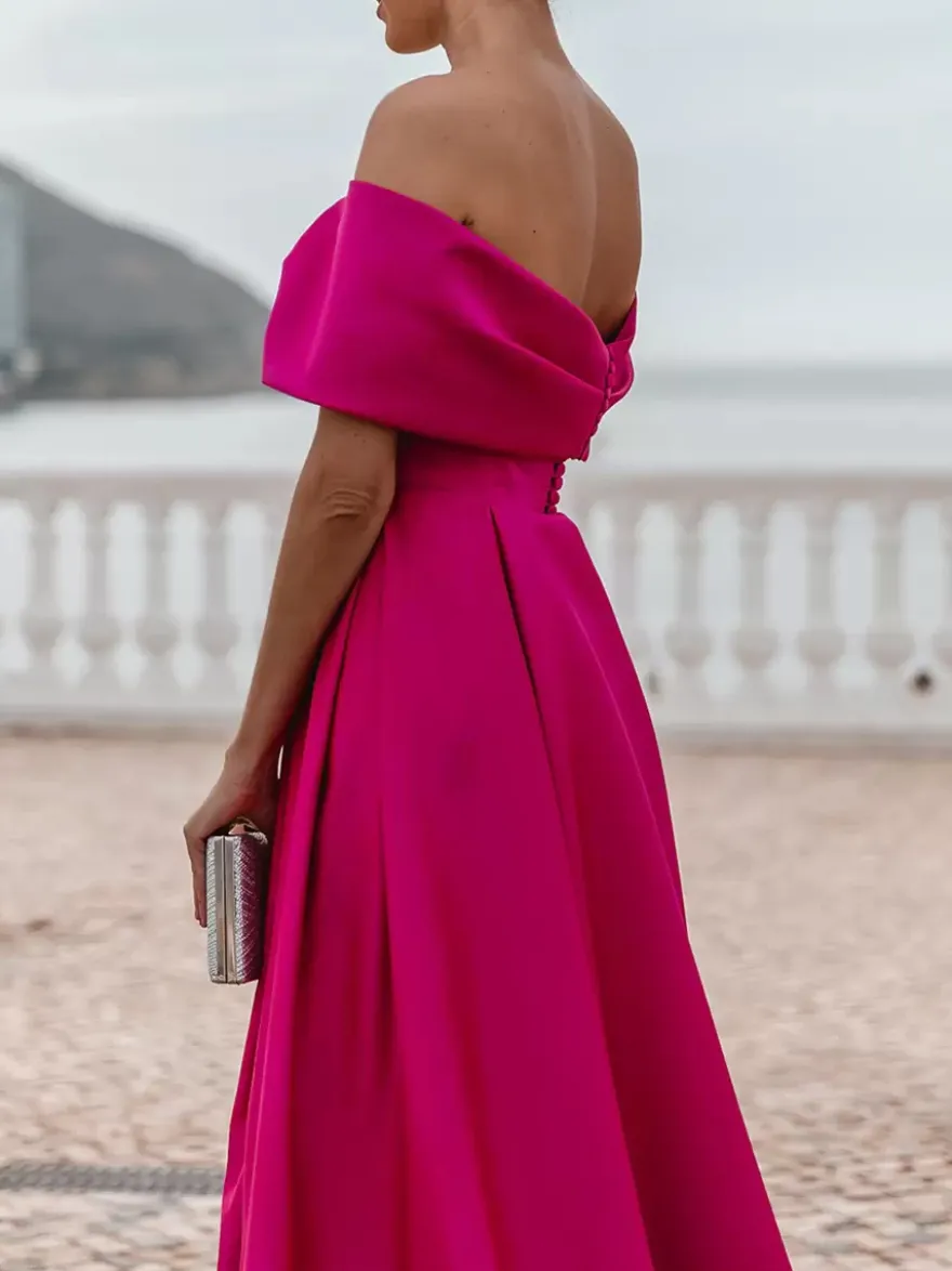Robe de soirée trapèze en satin à épaules dénudées et traîne plissée pour dîner formel.