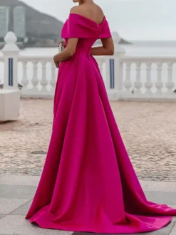 Robe de soirée trapèze en satin à épaules dénudées et traîne plissée pour dîner formel.