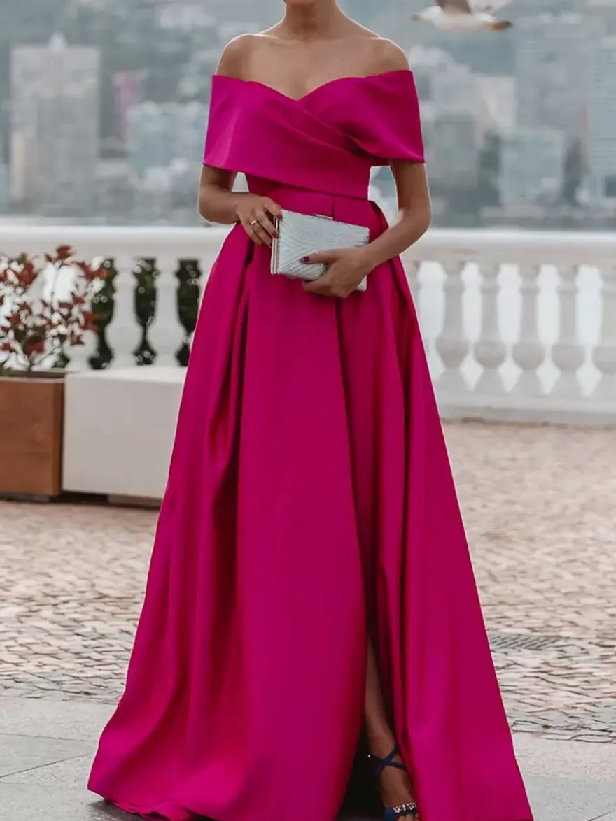 Robe de soirée trapèze en satin à épaules dénudées et traîne plissée pour dîner formel.