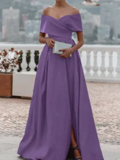 Robe de soirée trapèze en satin à épaules dénudées et traîne plissée pour dîner formel.