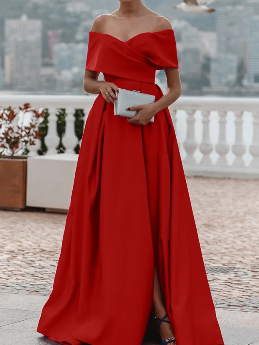 Robe de soirée trapèze en satin à épaules dénudées et traîne plissée pour dîner formel.