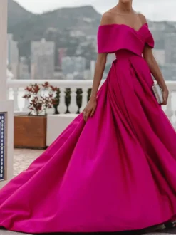 Robe de soirée trapèze en satin à épaules dénudées et traîne plissée pour dîner formel.