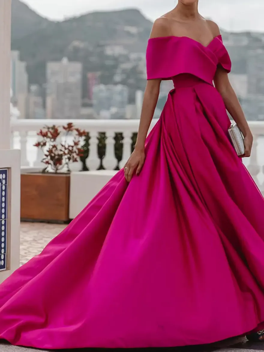 Robe de soirée trapèze en satin à épaules dénudées et traîne plissée pour dîner formel.
