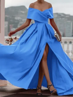 Robe de soirée trapèze en satin à épaules dénudées et traîne plissée pour dîner formel.