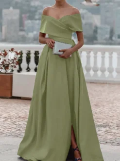 Robe de soirée trapèze en satin à épaules dénudées et traîne plissée pour dîner formel.