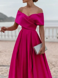 Robe de soirée trapèze en satin à épaules dénudées et traîne plissée pour dîner formel.