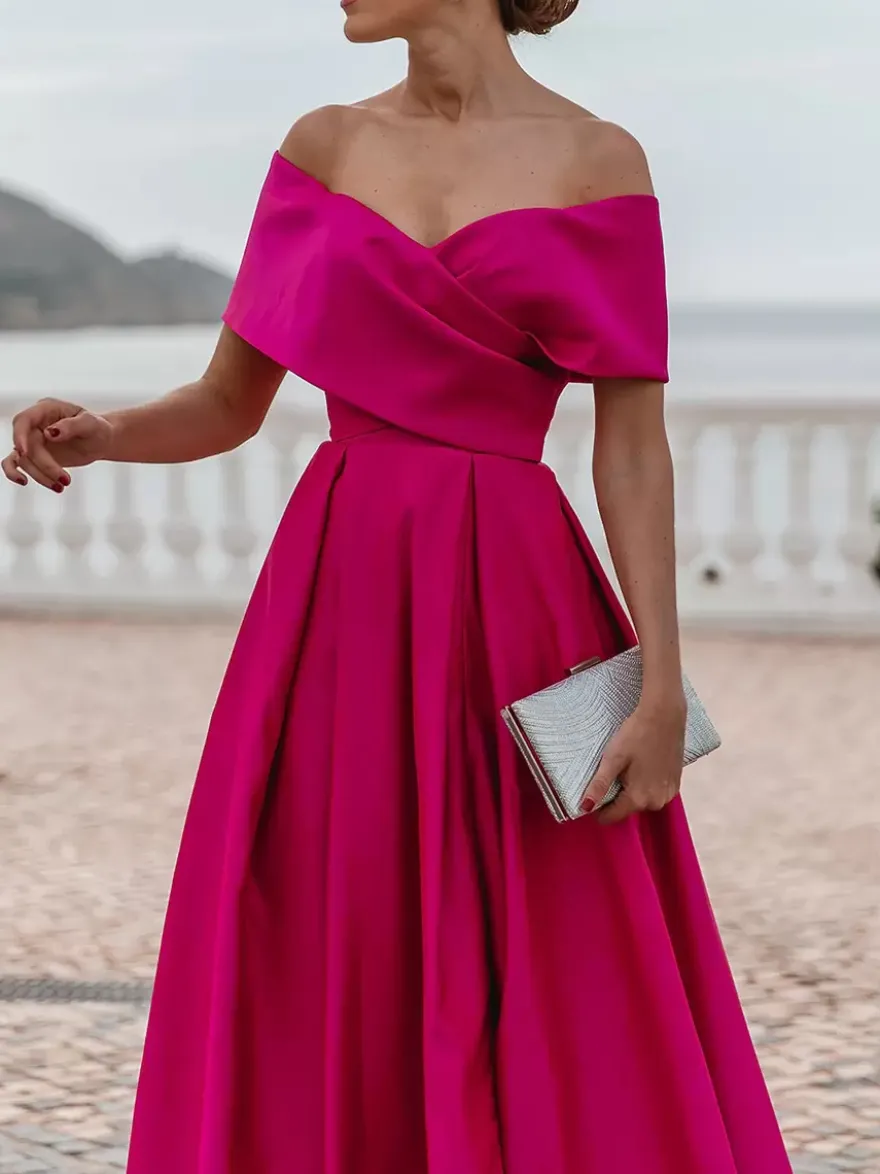 Robe de soirée trapèze en satin à épaules dénudées et traîne plissée pour dîner formel.