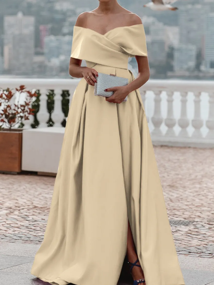 Robe de soirée trapèze en satin à épaules dénudées et traîne plissée pour dîner formel.