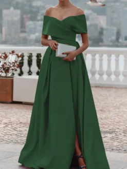 Robe de soirée trapèze en satin à épaules dénudées et traîne plissée pour dîner formel.