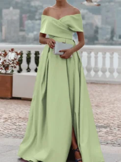 Robe de soirée trapèze en satin à épaules dénudées et traîne plissée pour dîner formel.