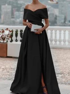 Robe de soirée trapèze en satin à épaules dénudées et traîne plissée pour dîner formel.