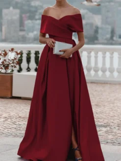 Robe de soirée trapèze en satin à épaules dénudées et traîne plissée pour dîner formel.