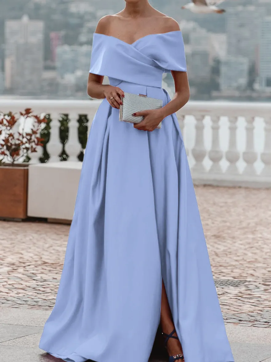 Robe de soirée trapèze en satin à épaules dénudées et traîne plissée pour dîner formel.
