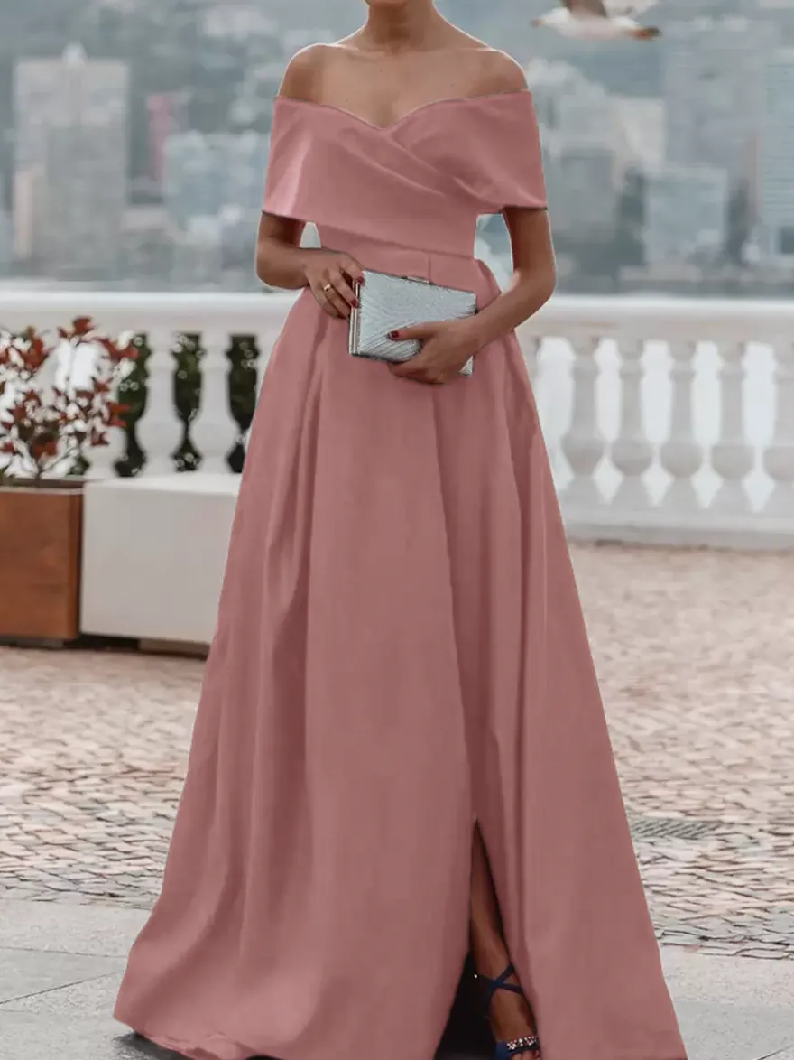 Robe de soirée trapèze en satin à épaules dénudées et traîne plissée pour dîner formel.