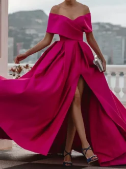 Robe de soirée trapèze en satin à épaules dénudées et traîne plissée pour dîner formel.