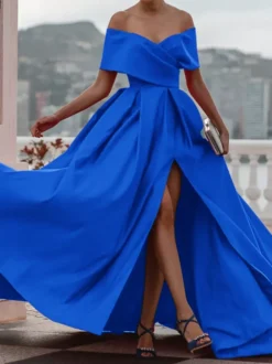 Robe de soirée trapèze en satin à épaules dénudées et traîne plissée pour dîner formel.
