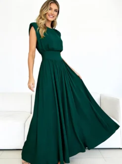 Robe de soirée vert émeraude cintrée et élégante avec jupe plissée parfaite pour les événements formels.