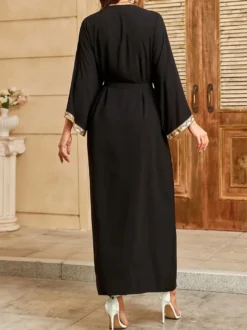 Robe de vacances dorée décontractée à imprimé manches longues et ceinture à volants